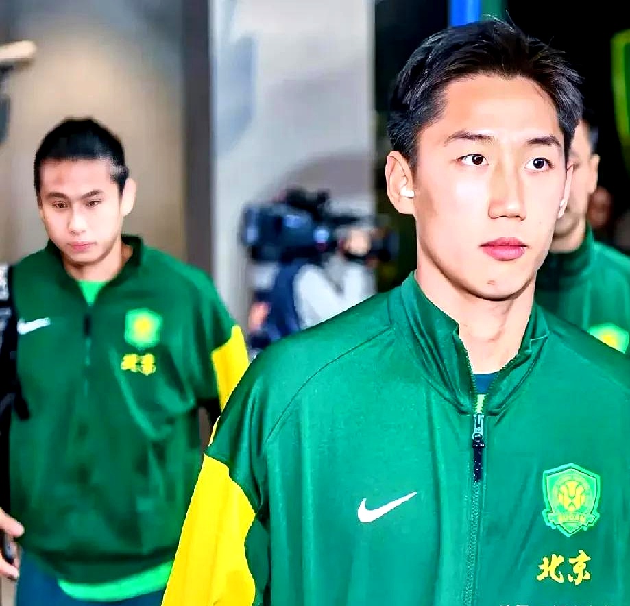 关于荷甲今晚再迎强敌；上海海港调整名单；主帅态度：管理层满意；赛季目标并未改变的信息